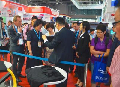 王巖鑌高度評(píng)價(jià)漢弘集團(tuán)在數(shù)字印刷技術(shù)創(chuàng)新中的貢獻(xiàn)